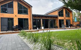 DOMKI Leśna Cisza jezioro Powidzkie dla 18 osób z Jacuzzi Gratis - 5D Apartments